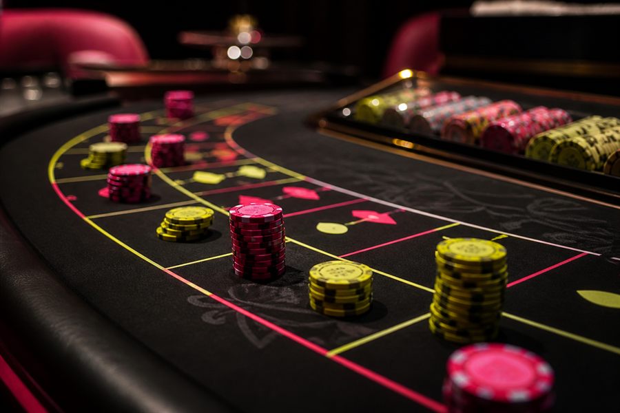 Krupiérka s kartami - baccarat live